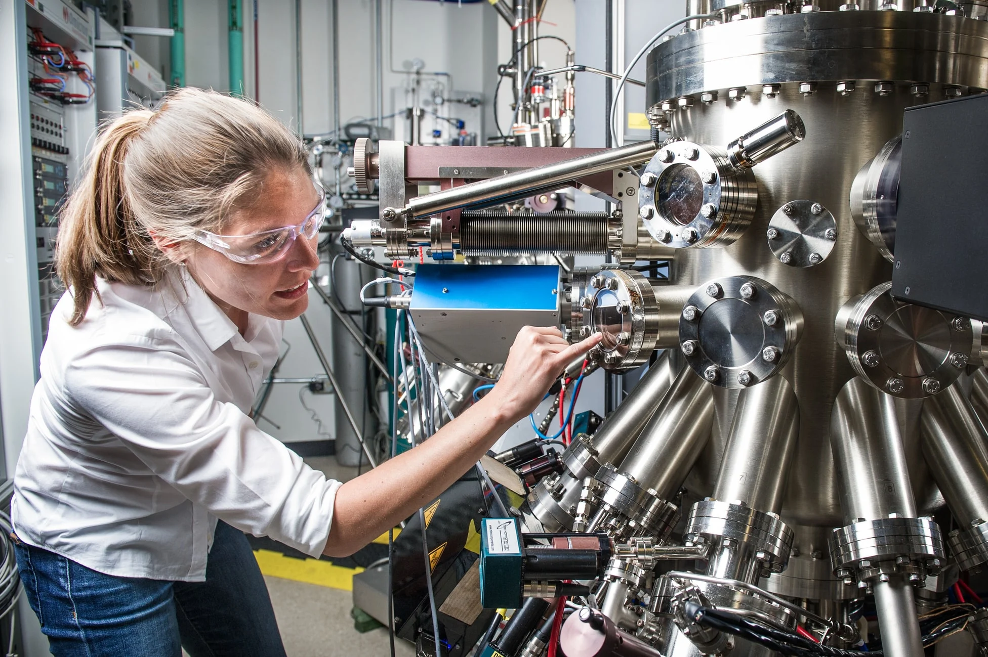 Incito-ManufacturingPrinciplesExplained Engineer adjusting manufacturing equipment in a laboratory