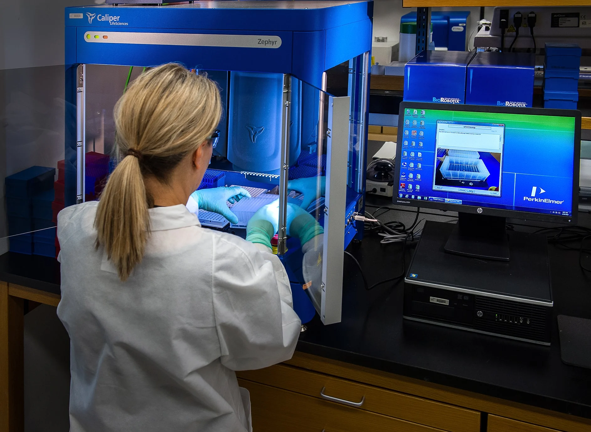 Incito-HealthcaresBiggestChallenge-Featured Laboratory technician using automated testing equipment